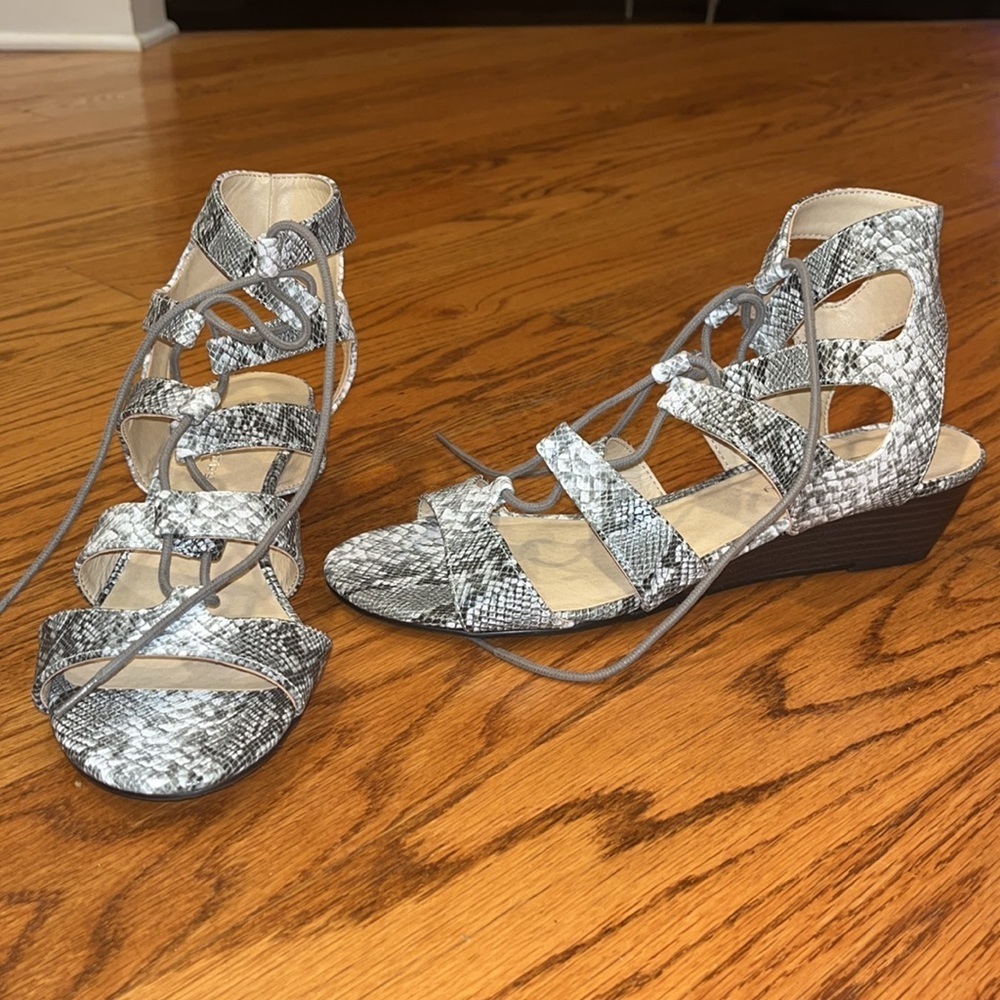 CL by Laundry Woman’s Snakeskin Sandals Size 9.5